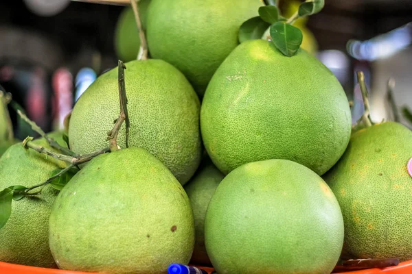 Cerca de gran pomelo en el mercado para la venta — Foto de Stock