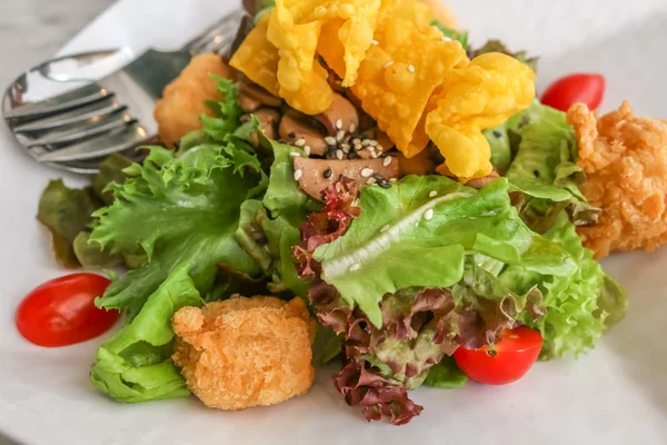 Salad sehat yang terbuat dari mentimun, tomat, tahu, biji wijen dan bawang segar — Stok Foto