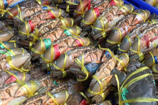 Beaucoup de crabes vivants étant cravate au marché pour la vente — Photo