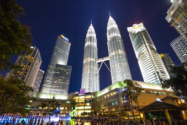 KUALA LUMPUR, MALAYSIA - July 18, 2016: Petronas Twin Towers with Musical fountain at night in Kuala Lumpur, Malaysia — Stock Photo, Image