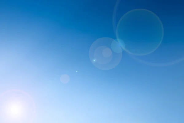 Céu azul claro com brilho len como um papel de parede de fundo, papel de parede céu pastel — Fotografia de Stock