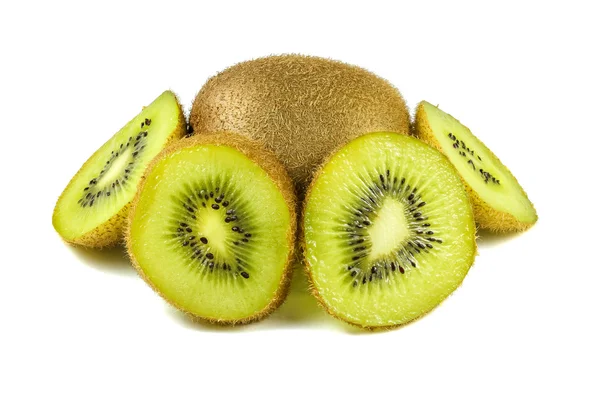 Close-up macro kiwi fruit plakjes gesneden geïsoleerd op witte achtergrond — Stockfoto