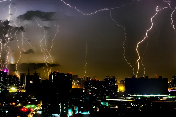 Dramática tormenta de truenos relámpago en el cielo horizontal y paisaje de la ciudad —  Fotos de Stock