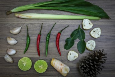 Taze ot ve baharat ahşap zemin, Tayland baharatlı yemekleri, malzemeler Tom yum, Still life fotoğraf malzemelerle malzemeler, maddeler gıda fotoğrafçılık sanatı üzerine