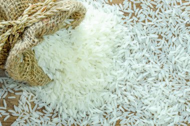 ahşap doku zemin üzerine çuval pirinç yasemin bol