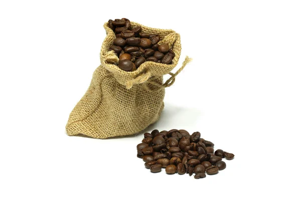 Feijão de café isolado em um saco de serapilheira em fundo branco — Fotografia de Stock