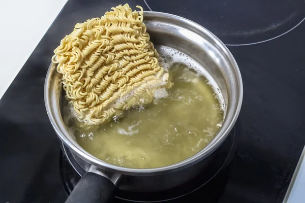 Close-up van instant noedels in de pot koken — Stockfoto