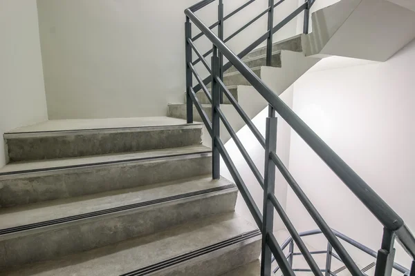 Spirális lépcsőház, a módja annak, hogy a siker, a módját, hogy elkerülje, a vészüzemi tűzoltó exit-lépcsőház. — Stock Fotó