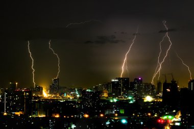Dramatik fırtına fırtına yıldırım cıvata üzerinde yatay gökyüzü ve city scape