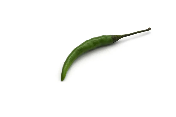 Groene hot chili peper geïsoleerd op een witte achtergrond met uitknippad — Stockfoto