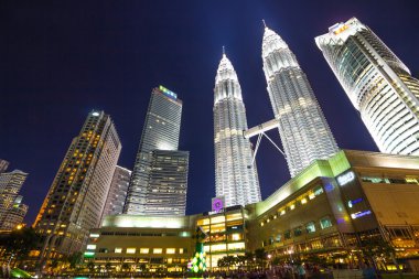 Kuala Lumpur, Malezya - 18 Temmuz 2016: Petronas ikiz kuleleri ile gece müzikal Çeşmede Kuala Lumpur, Malezya