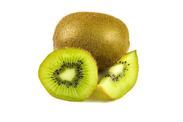 Fechar macro kiwi cortar fatias de frutas isoladas no fundo branco — Fotografia de Stock