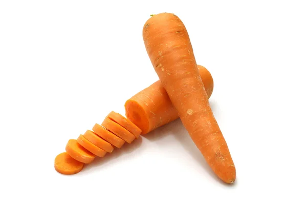 Zanahoria aislada en rodajas sobre fondo blanco con camino de recorte — Foto de Stock