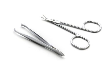 makas ve beyaz arka plan üzerinde izole cımbız