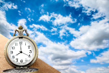 lüks vintage altın cep saati üzerinde ahşap üzerinde mavi gökyüzü bulutlu arka plan ile zaman kavramı kopya alanı ile için soyut