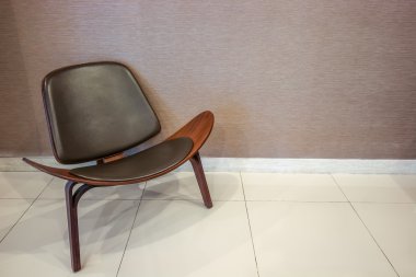 Boş lüks stil sandalye kırpma yolu duvar zemin üzerine