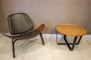 lüks stil sandalye ahşap yuvarlak sehpa duvar arka planda kırpma yolu ile birlikte