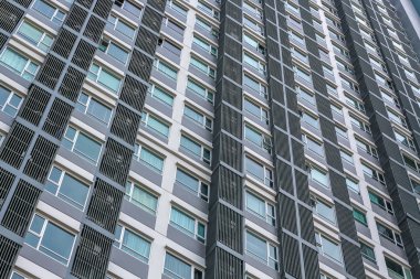 Bir göğe yükselen bir modern yüksek doğmak condominium tower