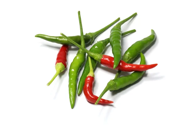 Červené a zelené hot chili pepper izolovaných na bílém pozadí — Stock fotografie
