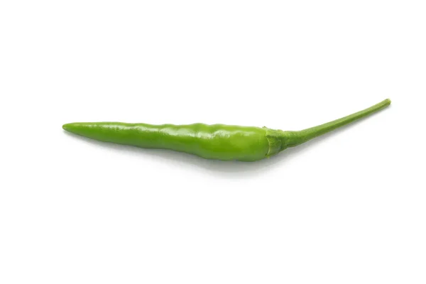 Grön hot chili peppar isolerad på en vit bakgrund — Stockfoto