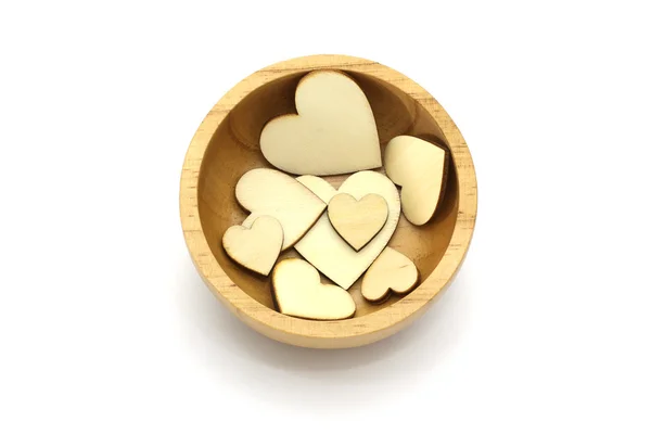 Tigela de madeira isolada com forma de coração de madeira, símbolo de amor dentro no fundo branco — Fotografia de Stock