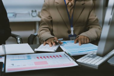 Görüşme odasında iş arkadaşıyla birlikte çalışan Asyalı iş kadını.