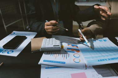 Görüşme odasında iş arkadaşıyla birlikte çalışan Asyalı iş kadını.