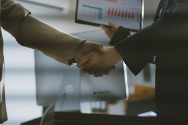 İş adamları ofiste el sıkışıyor. Kontratı imzaladıktan sonra iki iş ortağı el sıkışıyor..