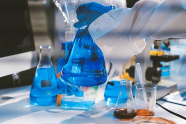 Klinik laboratuvarında çalışan araştırmacılar.