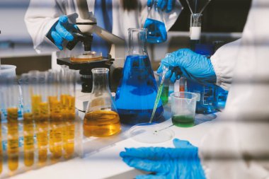 Klinik laboratuvarında çalışan araştırmacılar.