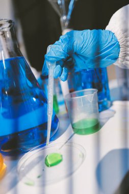 Klinik laboratuvarında çalışan araştırmacılar.