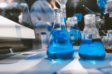 Klinik laboratuvarında çalışan araştırmacılar.