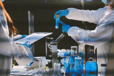 Klinik laboratuvarında çalışan araştırmacılar.