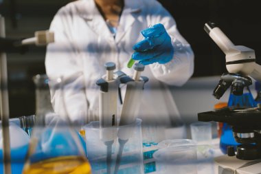 Klinik laboratuvarında çalışan araştırmacılar.