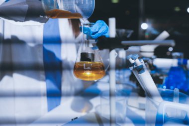 Klinik laboratuvarında çalışan araştırmacılar.