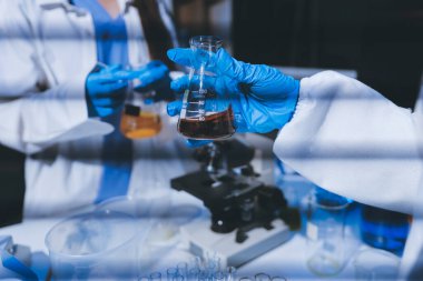 Klinik laboratuvarında çalışan araştırmacılar.