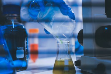 Klinik laboratuvarında çalışan araştırmacılar.