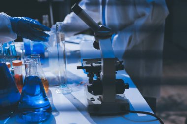 Klinik laboratuvarında çalışan araştırmacılar.