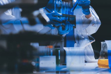 Klinik laboratuvarında çalışan araştırmacılar.