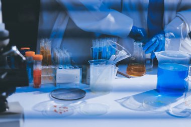 Klinik laboratuvarında çalışan araştırmacılar.