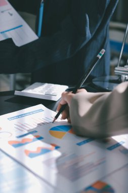 Görüşme odasında iş arkadaşıyla birlikte çalışan Asyalı iş kadını.