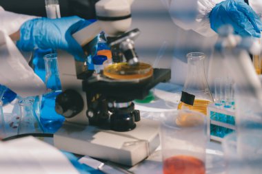 Klinik laboratuvarında çalışan araştırmacılar.