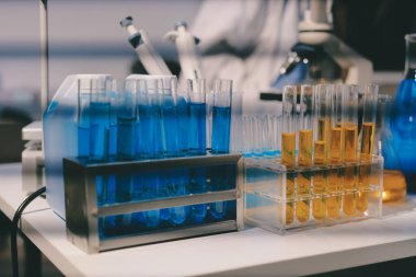 Klinik laboratuvarında çalışan araştırmacılar.