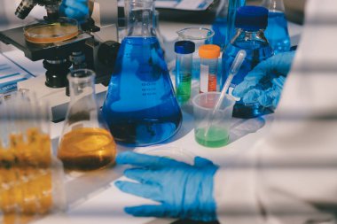 Klinik laboratuvarında çalışan araştırmacılar.