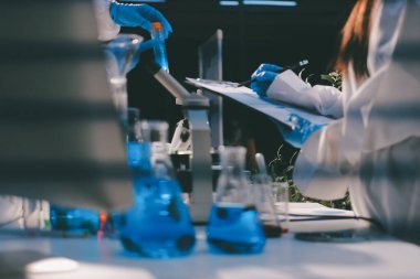 Klinik laboratuvarında çalışan araştırmacılar.