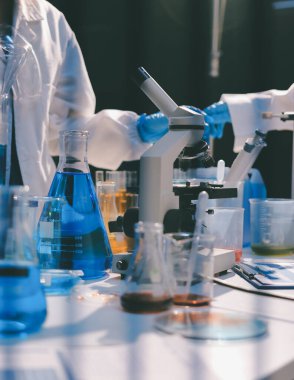 Klinik laboratuvarında çalışan araştırmacılar.