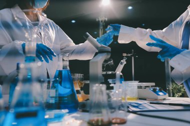 Klinik laboratuvarında çalışan araştırmacılar.