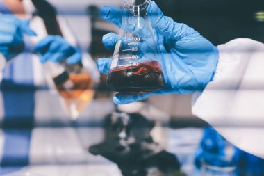 Klinik laboratuvarında çalışan araştırmacılar.