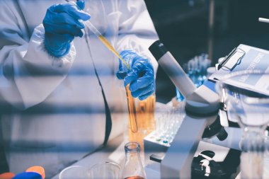 Klinik laboratuvarında çalışan araştırmacılar.