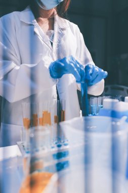 Klinik laboratuvarında çalışan araştırmacılar.